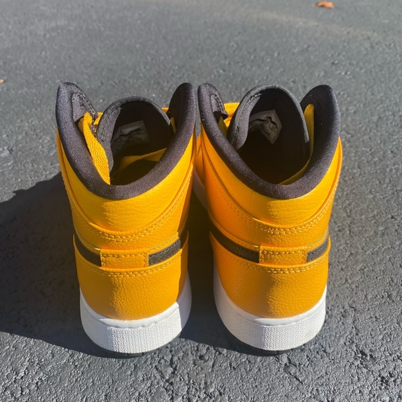 Air Jordan 1 Mid (University Gold) Mens size 7 / Youth size 7 / Women size 8 1/2 - Picture 3 of 5